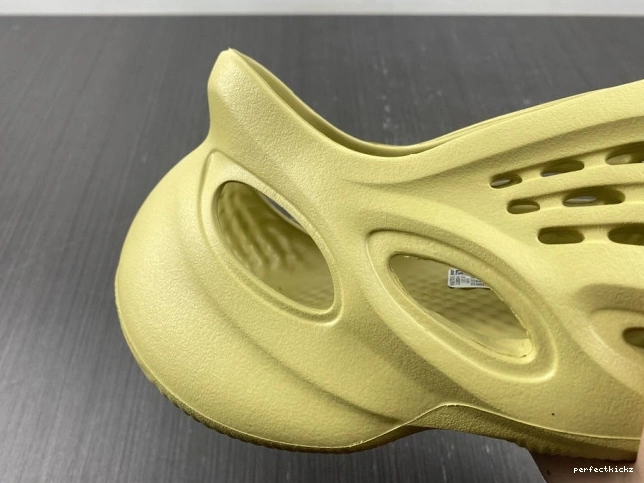 GV6775 Yeezy Foam RNNR Adidas Sulfur 0819